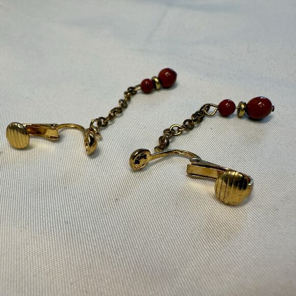Vintage Gold Tone Red Bead Dangle Earrings Clip On Chain Drop Retro Style - Picture 4 of 4